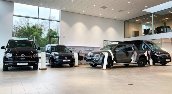 Bedrijfswagens van Volkswagen in de nieuwe showroom van Van den Udenhout