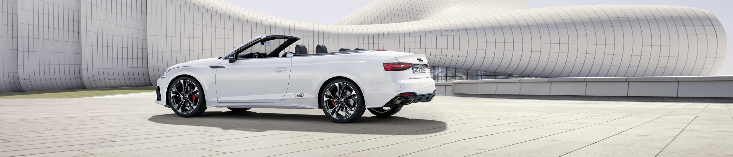 Geniet van de aangename rijbeleving in de nieuwe Audi A5 Cabriolet, met name met geopend dak.