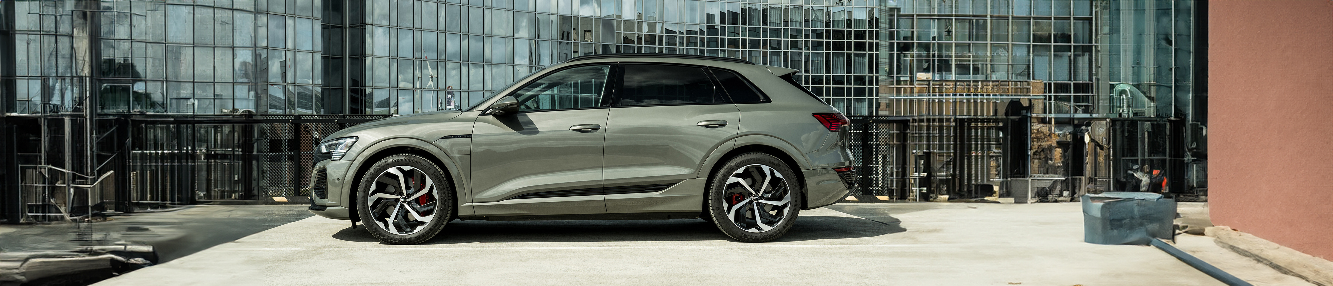 De nieuwe Audi Q8 biedt alles waar Audi bekend om staat: een expressief design, toonaangevende techniek en de kunst om ook de meest veeleisende mensen tevreden te stellen. 
