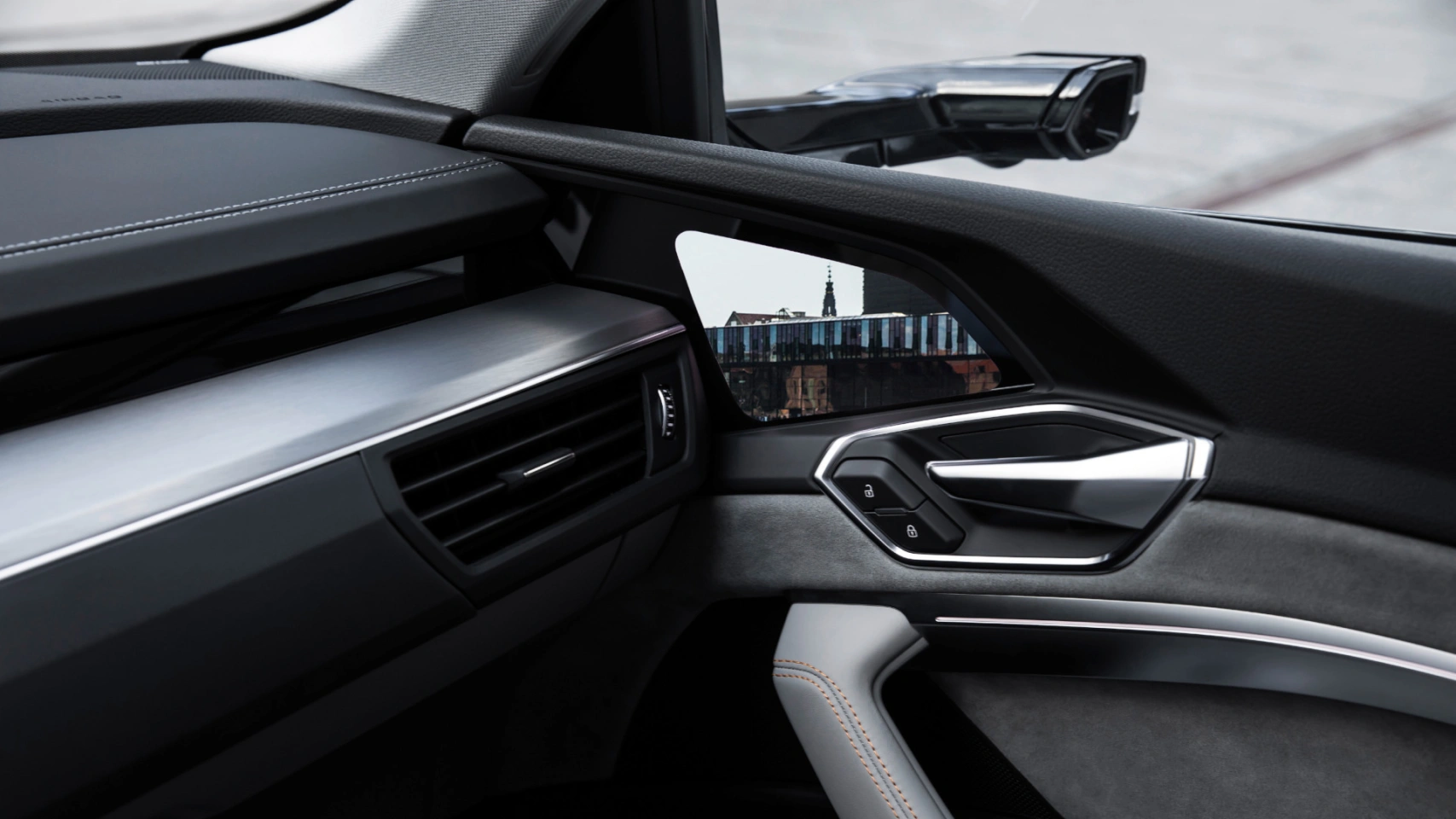 De productieversie van het Audi e-tron prototype wordt de eerste auto op de markt die geschikt is voor laadstations met een capaciteit van 150 kW. Als de Audi e-tron wordt opgeladen bij een ‘high-power’ laadpunt dat gebruikmaakt van het Combined Charging System (CCS, de Europese standaard), is hij binnen een half uur weer 100% klaar voor de volgende etappe