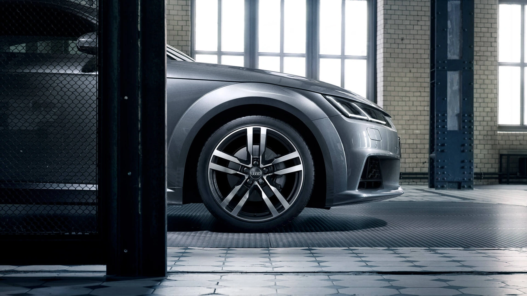 De Audi TT Coupé is standaard uitgerust met Audi drive select, een systeem om de rijdynamiek in te stellen en daarmee de rijbeleving te bepalen.