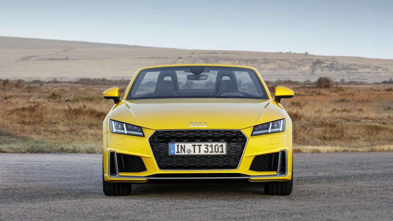 De Audi TT Roadster beschikt duidelijk over hetzelfde DNA als de andere Audi sportmodellen. Onder de vier ringen op de motorkap liggen sterke benzinemotoren