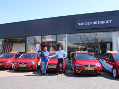 Van den Udenhout Business Center charmeert rijschool uit Vlijmen met felrode SEAT