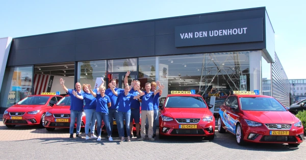 De rij-instructeurs van Verkeersschool Bakker halen hun nieuwe SEAT Ibiza's op in Den Bosch
