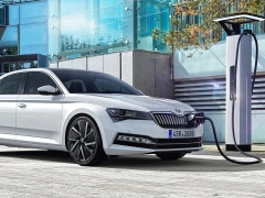 Vernieuwde ŠKODA SUPERB krijgt een stekker