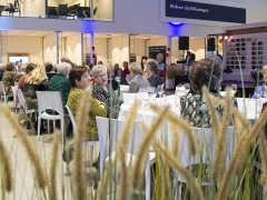 Autobedrijf Van den Udenhout bezorgt honderd eenzame ouderen een onvergetelijke avond