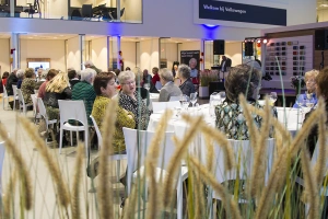 Autobedrijf Van den Udenhout bezorgt honderd eenzame ouderen een onvergetelijke avond